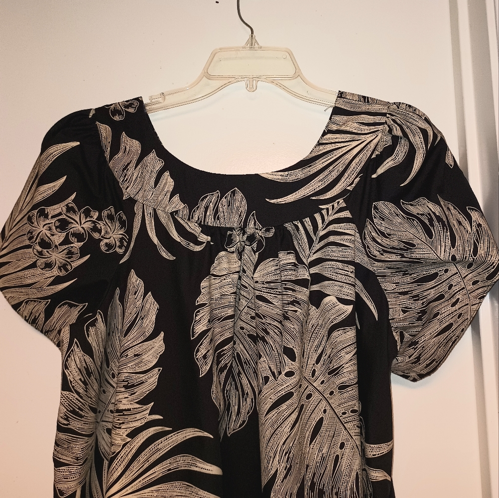 Vintage Bishop St. Black & White Alohawear  / Hawaiian / Tiki Muumuu Size XL